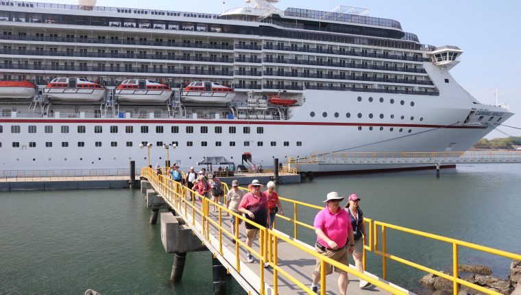 La temporada de cruceros finaliza en julio, y se espera el arribo de 11 barcos. (Foto Prensa Libre: Carlos Paredes)