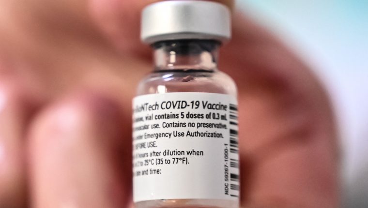 (FILES) This file photo taken on January 6, 2021, shows a vial of the Pfizer-BioNTech Covid-19 vaccine at the AP-HP Vaugirard hospital, in Paris. - The EU has concluded a deal with BioNTech/Pfizer for up to 1.8 billion extra doses of its Covid-19 vaccine, European Commission chief Ursula von der Leyen said on May 8, 2021. (Photo by BERTRAND GUAY / AFP)