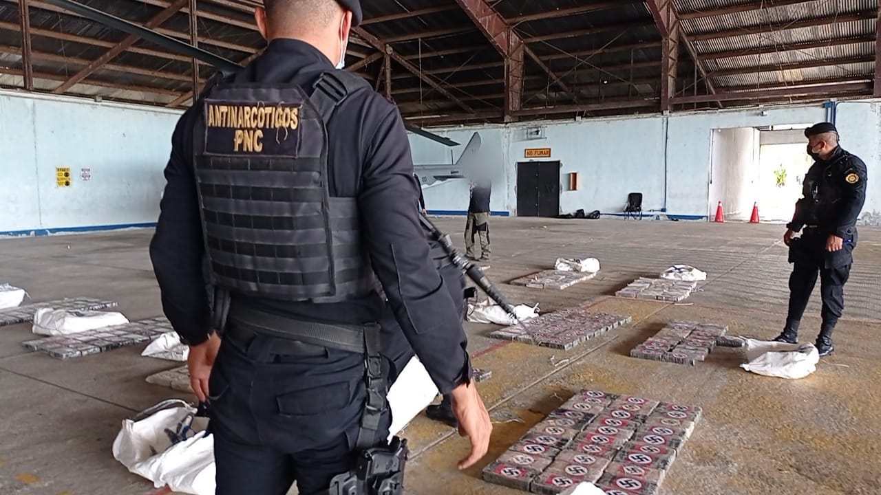 Agentes antinarcóticos contabilizan los paquetes de cocaína hallados en Petén. (Foto Prensa Libre: PNC)