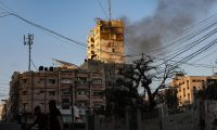 El edificio Al Shrouq en el centro de Gaza, que alberga oficinas de medios de comunicación y empresas, fue destruido durante los ataques aéreos israelíes del miércoles 12 de mayo de 2021. (Foto Prensa Libre: Hosam Salem para The New York Times)
