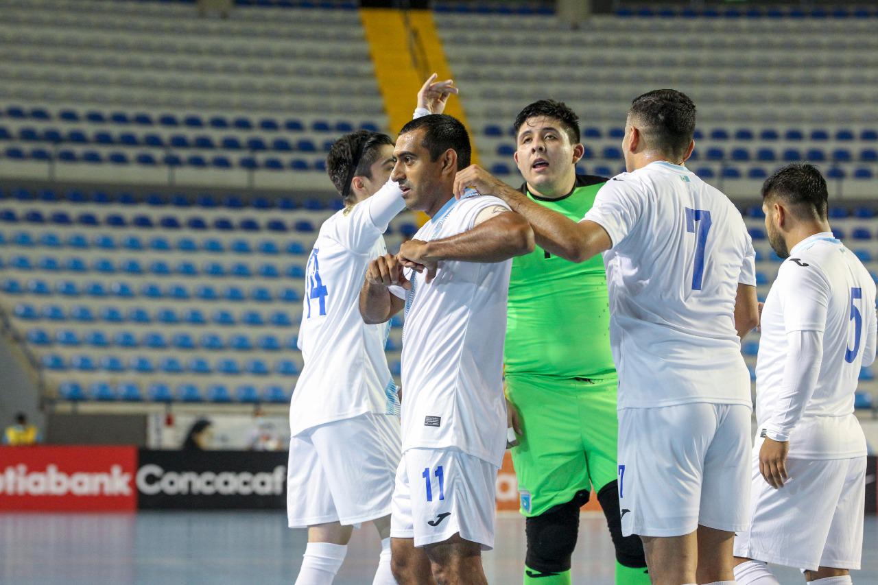 Alan Aguilar celebra con sus compañeros uno de los tres goles que anotó en la fase de grupos. Foto Prensa Libre: Fedefut.