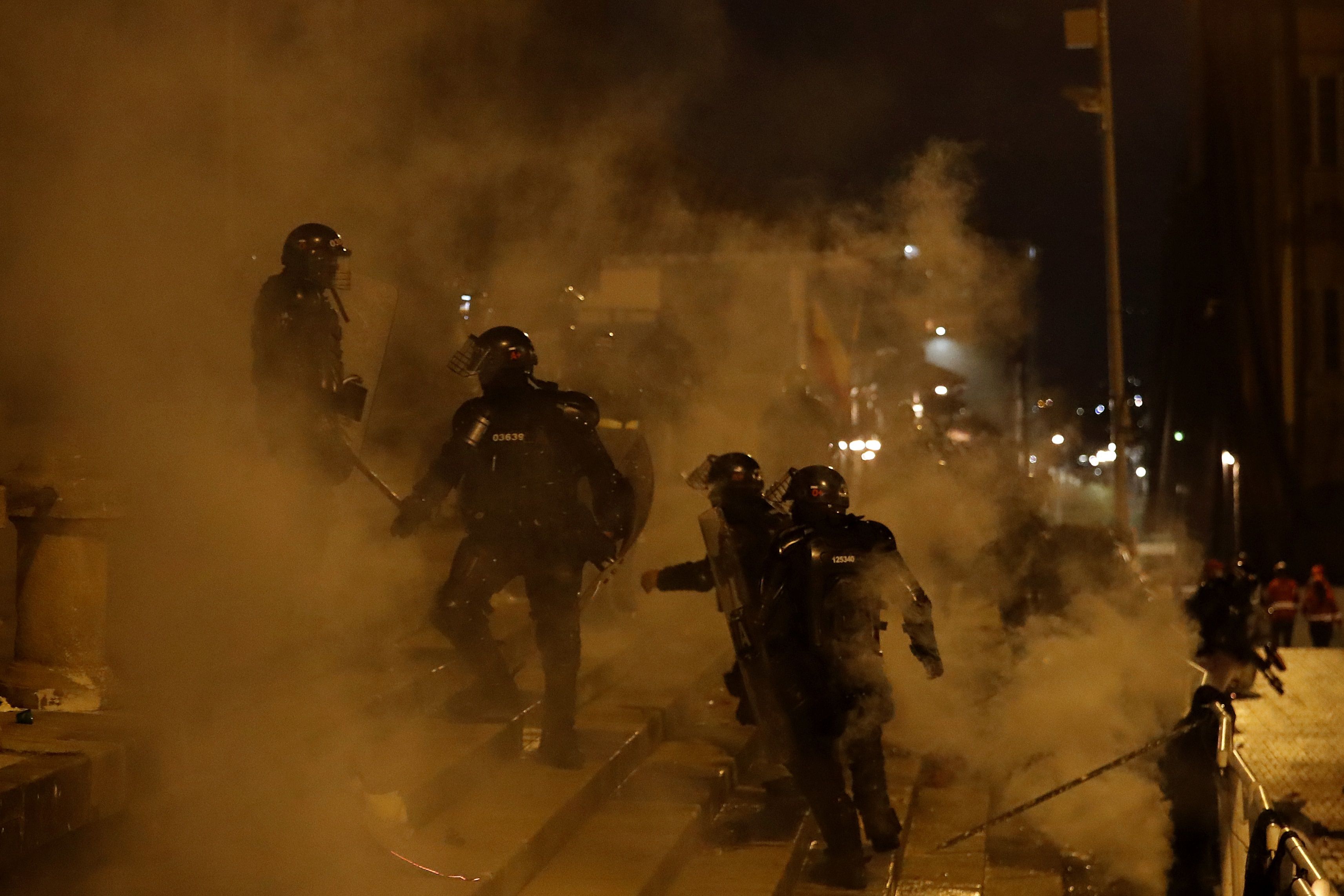 Miembros del ESMAD se enfrentan con manifestantes durante las protestas en Colombia. (Foto Prensa Libre: EFE)