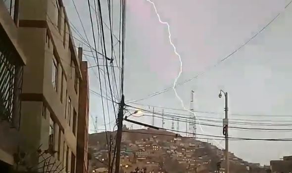 Aunque en muchas ciudades del mundo este fenómeno es constante, en Lima, Perú, sorprendió a los ciudadanos. (Foto Prensa Libre: Twitter)
