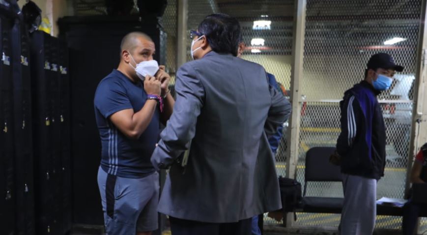 El exjefe de la SAT, Juan Francisco Solórzano Foppa, a la izquierda, en la carceleta de Tribunales. (Foto Prensa Libre: Carlos Hernández Ovalle)