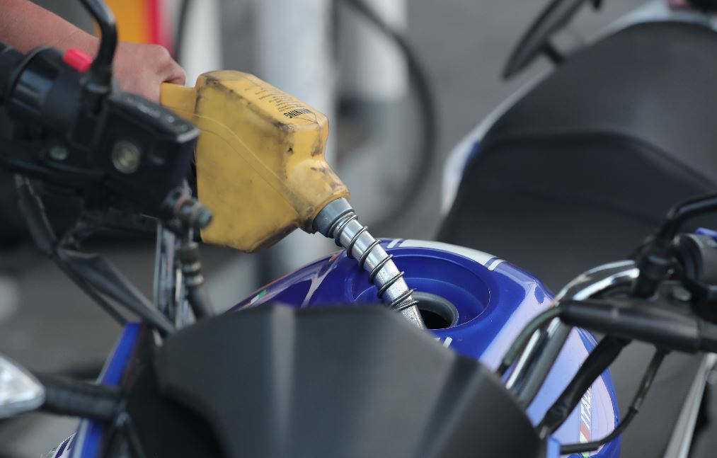Las estaciones de servicio aún reflejan precios con leves aumentos en gasolinas y diésel reportados hace dos semanas, según explicó el ministro de Energía y Minas. (Foto Prensa Libre: Hemeroteca)