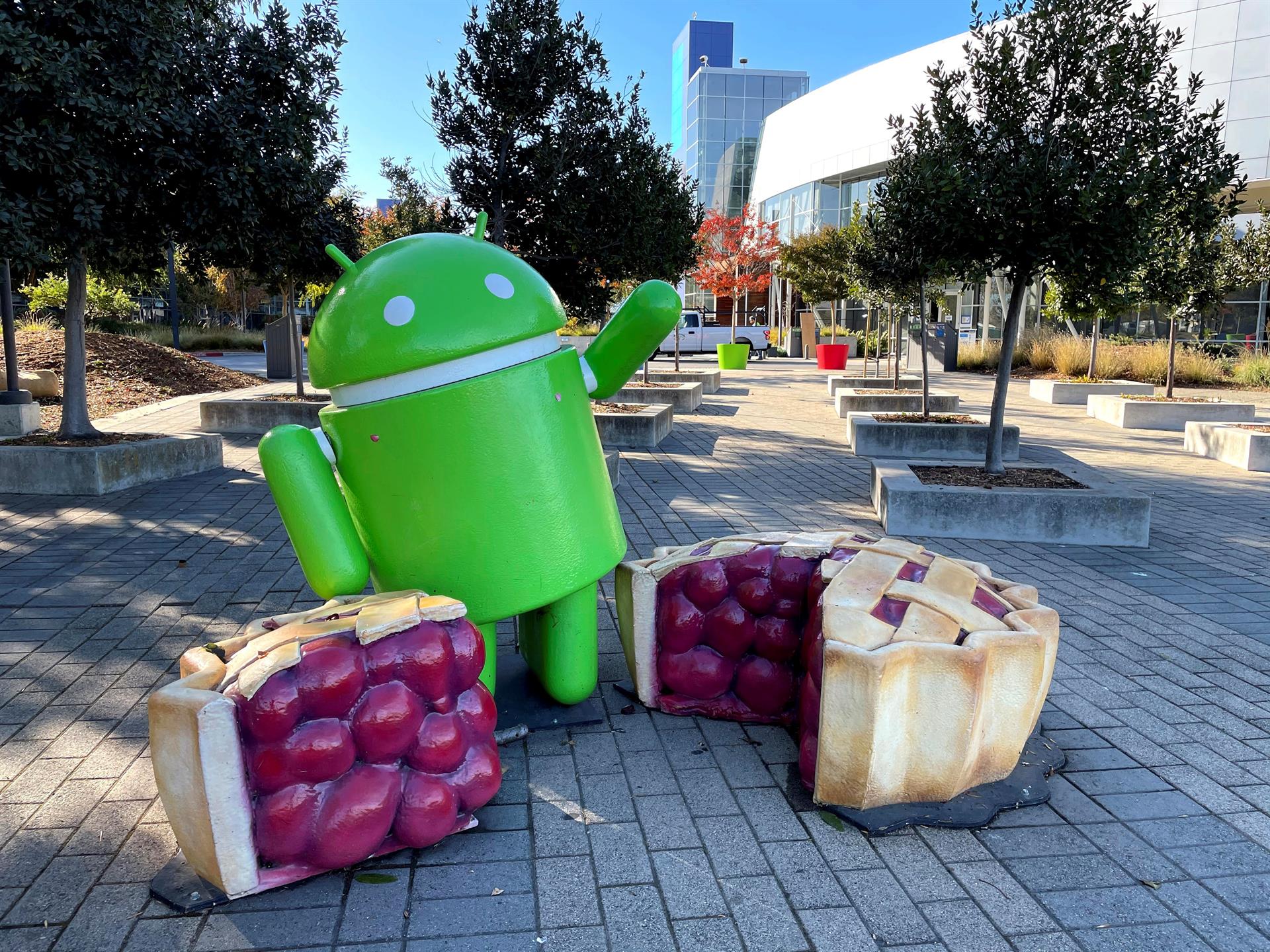 Una estatua del logotipo del sistema Android preside una de las entradas a la sede de Google en Mountain View en California, EE. UU. (Foto Prensa Libre: EFE)