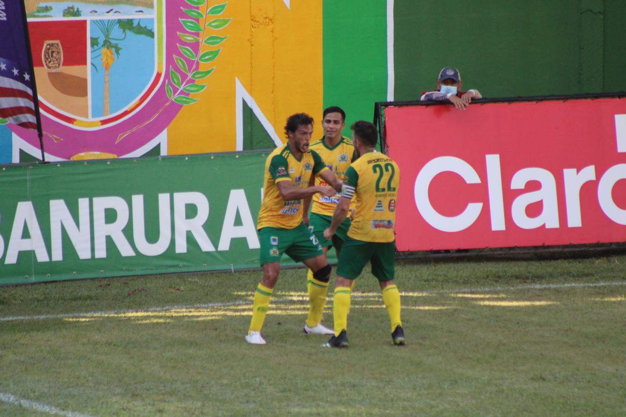 Luis Ángel Landín festeja uno de los goles de Guastatoya frente a Sanarate. (Foto AndresNafd).