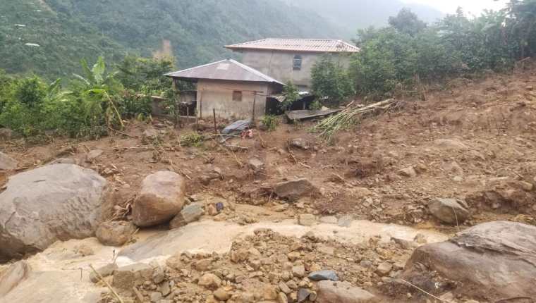 Diez viviendas quedaron seriamente dañadas por un deslizamiento de tierra en la alea El Boquerón de Cuilco, Huehuetenango. (Foto Prensa Libre: Ejército de Guatemala).