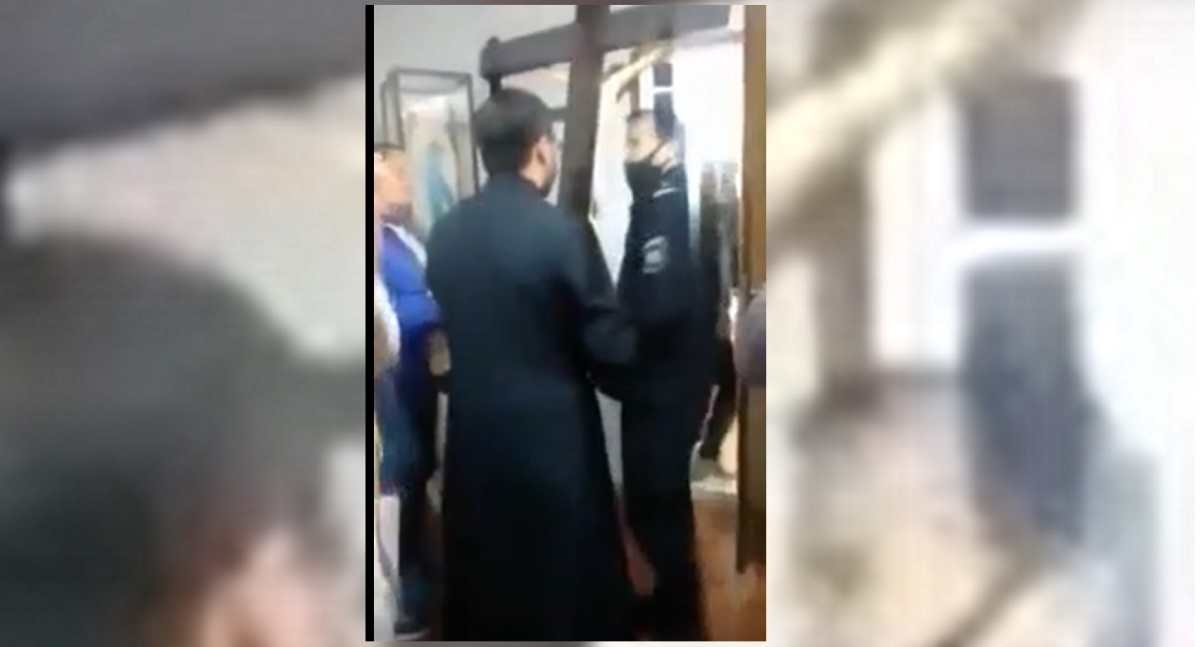 “¡En nombre de Cristo!”: Sacerdote argentino intenta expulsar a la policía de su iglesia como si fuera un exorcismo