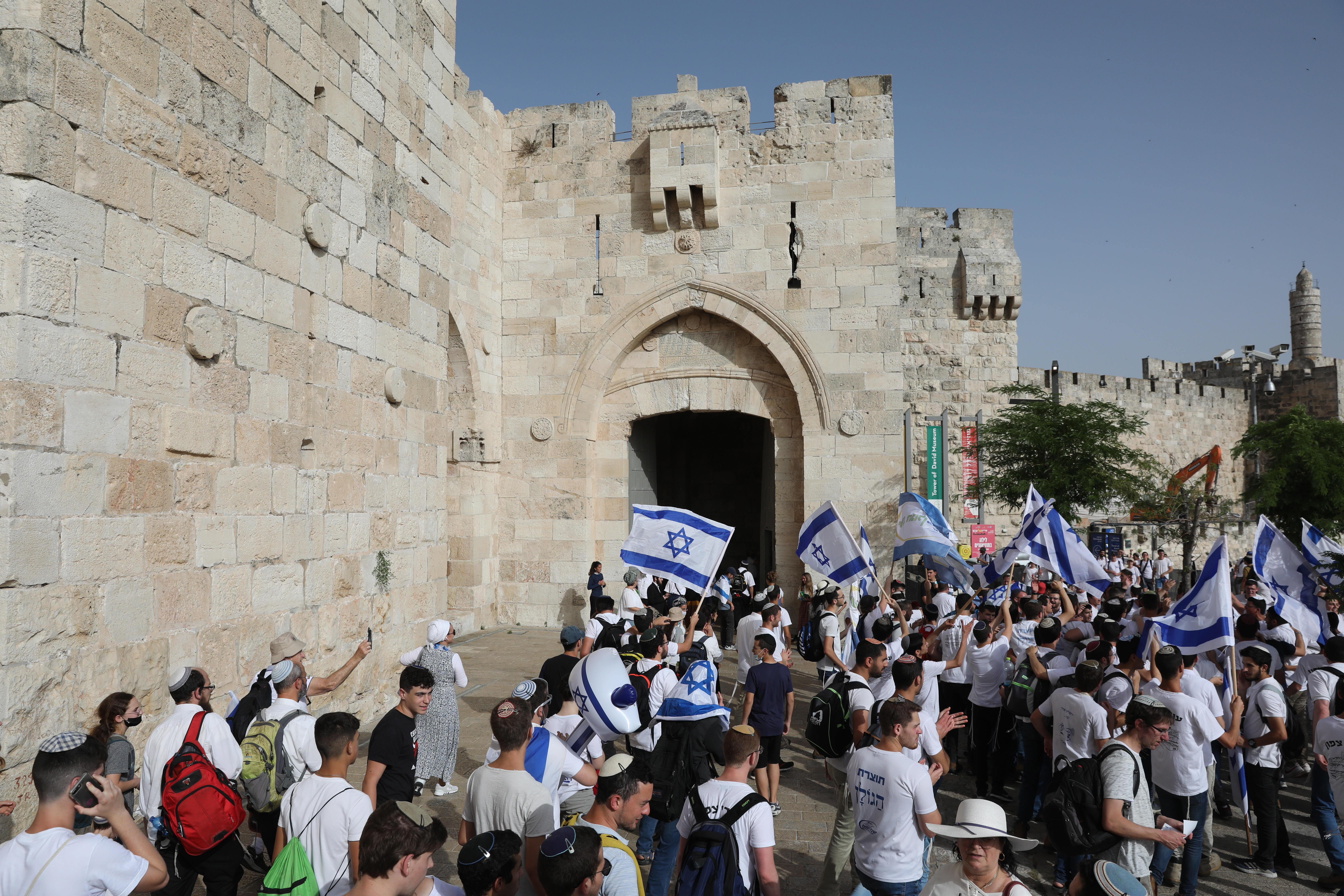 Los israelíes marchan con banderas nacionales celebrando el día de la liberación de Jerusalén en la puerta de Jaffa en la ciudad vieja de Jerusalén. (Foto Prensa Libre: EFE)