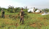 Supuestos narcotraficantes incineraron un jet con el que ingresaron ilegalmente al país y aterrizaron en Sayaxché, Petén. (Foto Prensa Libre: Ejército de Guatemala)
