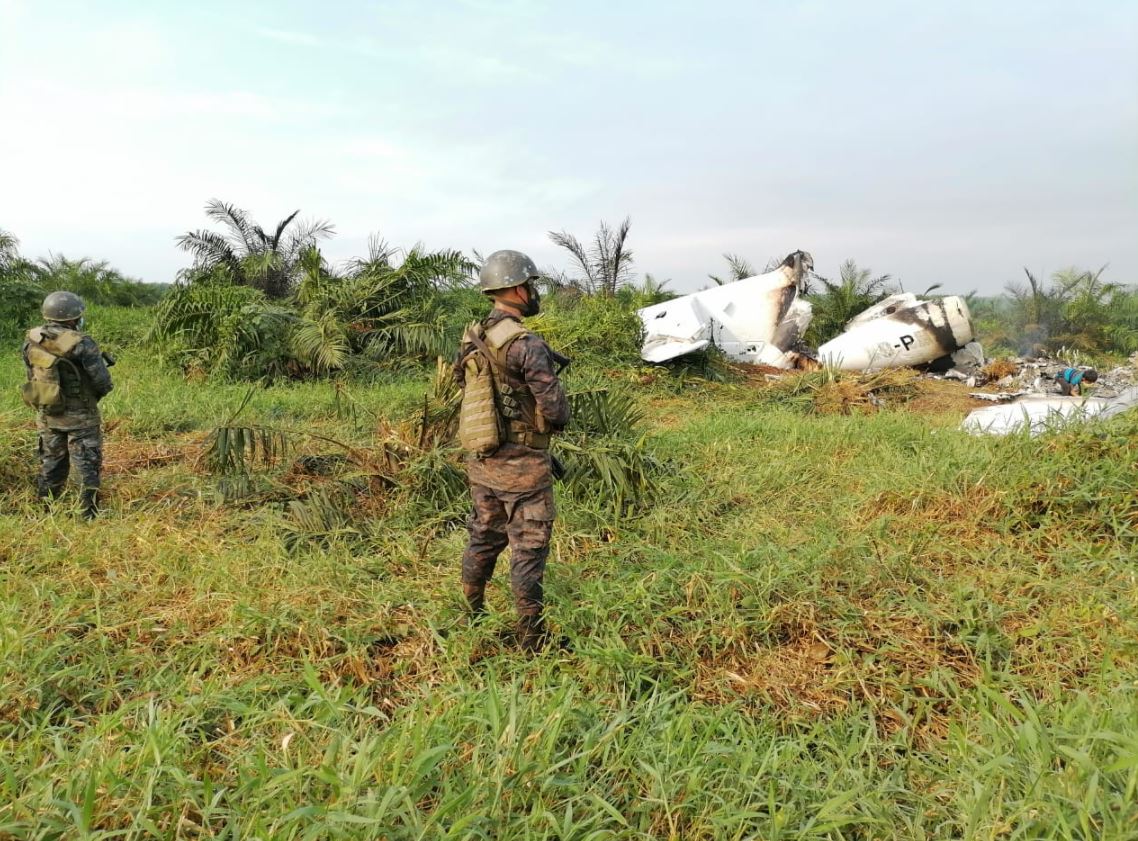 Supuestos narcotraficantes incineraron un jet con el que ingresaron ilegalmente al país y aterrizaron en Sayaxché, Petén. (Foto Prensa Libre: Ejército de Guatemala)