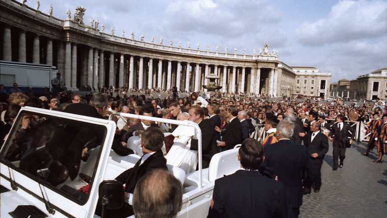 Plaza de San Pedro, 13 de mayo de 1981. Mientras atraviesa una multitud de 20 mil fieles, Juan Pablo II se desploma dentro de su 'jeep' descapotable, víctima de un intento de asesinato por parte de un extremista turco, cuyas motivaciones siguen siendo misteriosas. (Foto Prensa Libre: AFP)
