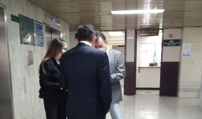 La Feci procedió a la detención del exdiputado Julio César López Villatoro, de espaldas, vinculado a los casos  Financiamiento ilícito UNE y Plazas Fantasma Congreso. (Foto Prensa Libre: MP)