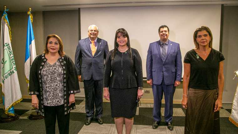 La nueva junta directiva de la Cámara Guatemalteca de Periodismo fue juramentada. Foto Prensa Libre: Norvin Mendoza.