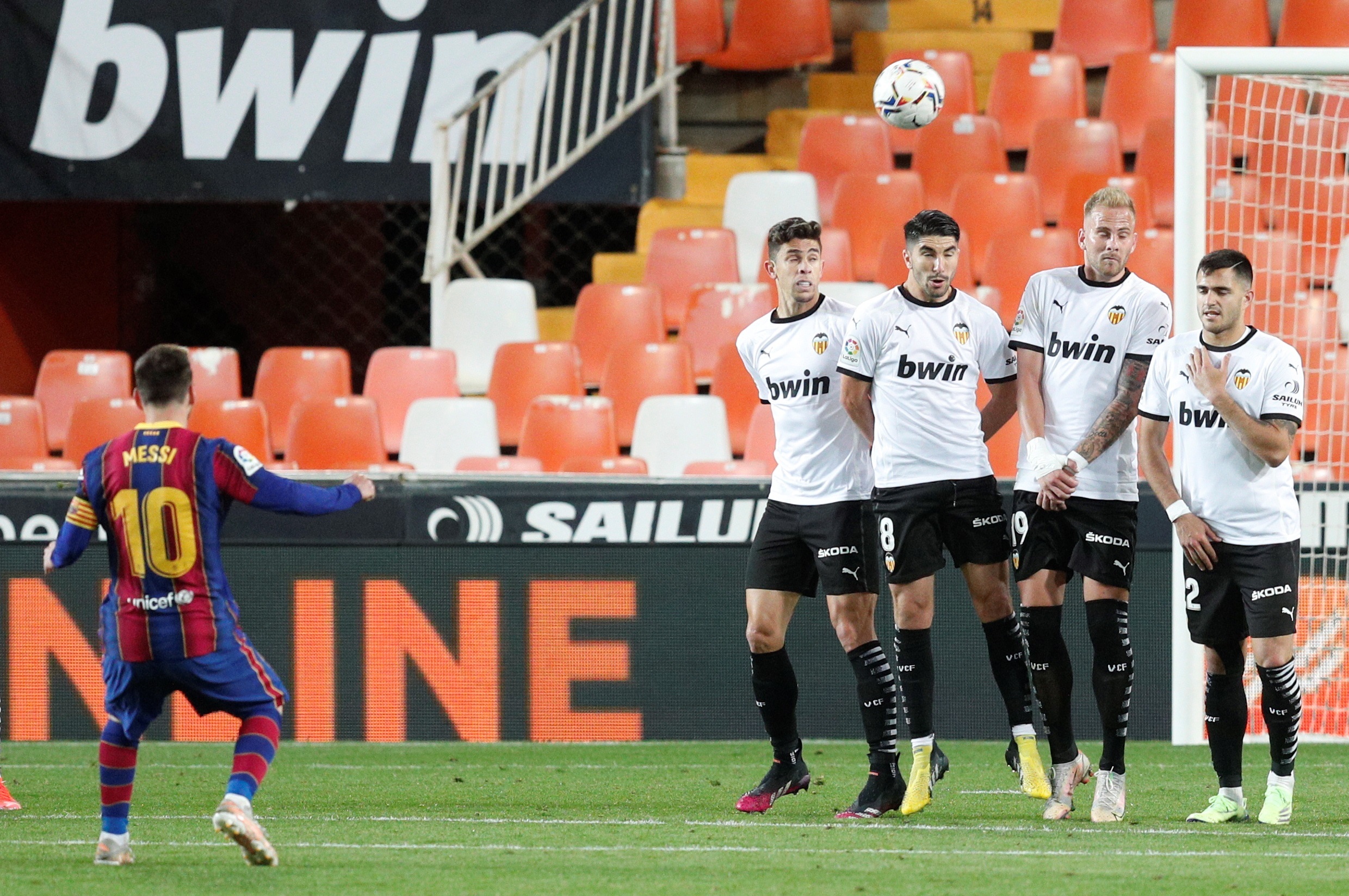 Messi en el momento que define de tiro libre el tercer gol del Barcelona contra el Valencia. (Foto Redes).