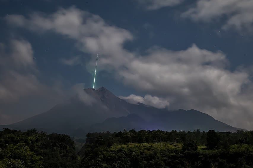 Meteoro captado en la cima del monte Merapi. (Foto Prensa Libre: Tomada de instagram.com/gunarto_song)