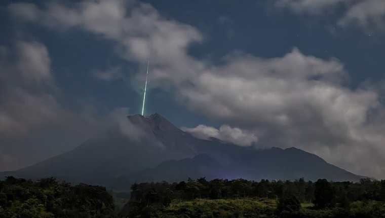 Meteoro captado en la cima del monte Merapi. (Foto Prensa Libre: Tomada de instagram.com/gunarto_song)