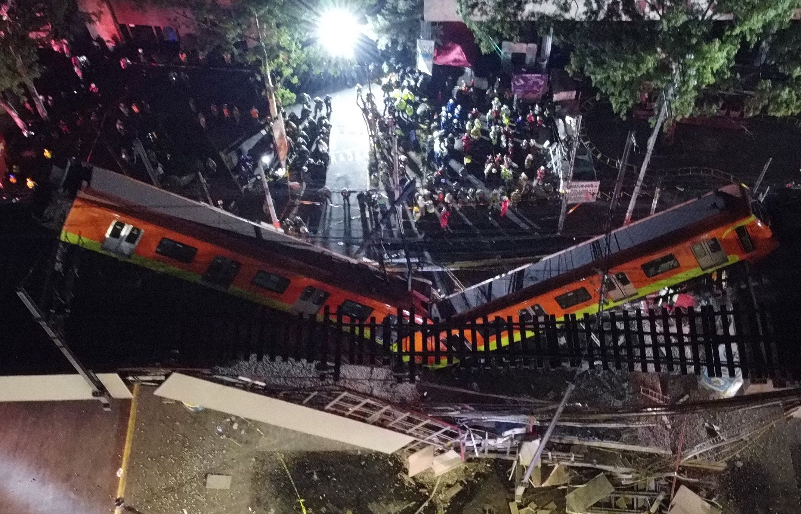 Vista aérea que muestra el colapso de los vagones del metro en la Ciudad de México. (Foto Prensa Libre: EFE)