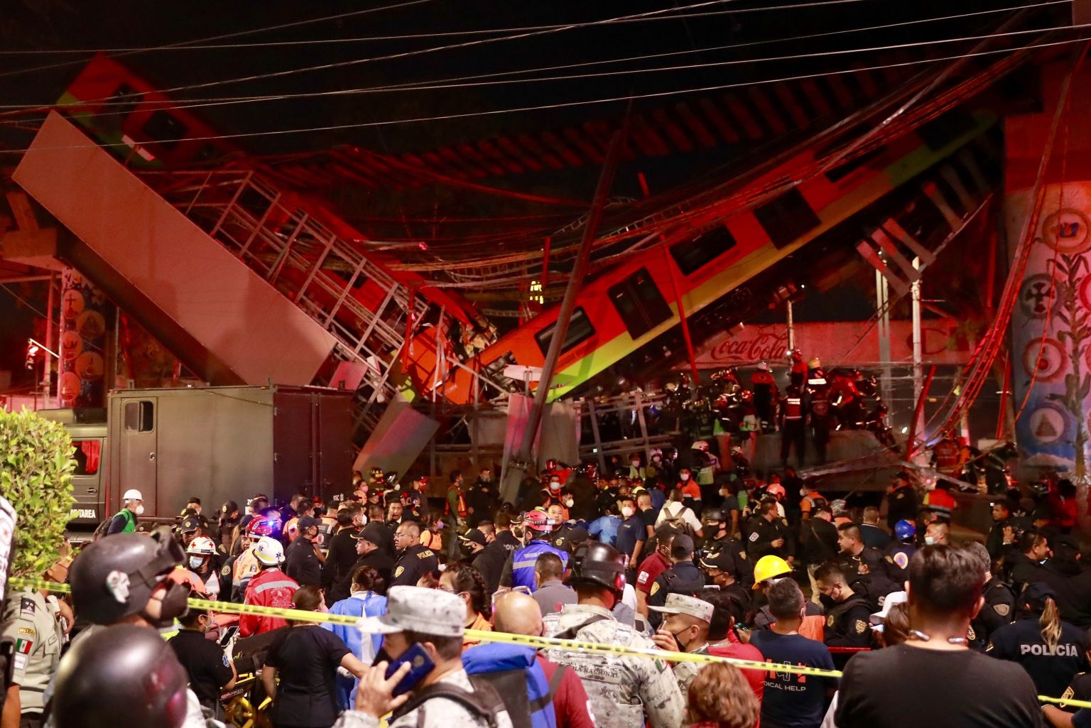 Vista general del colapso de unos vagones del metro en la Ciudad de México. (Foto Prensa Libre: EFE)
