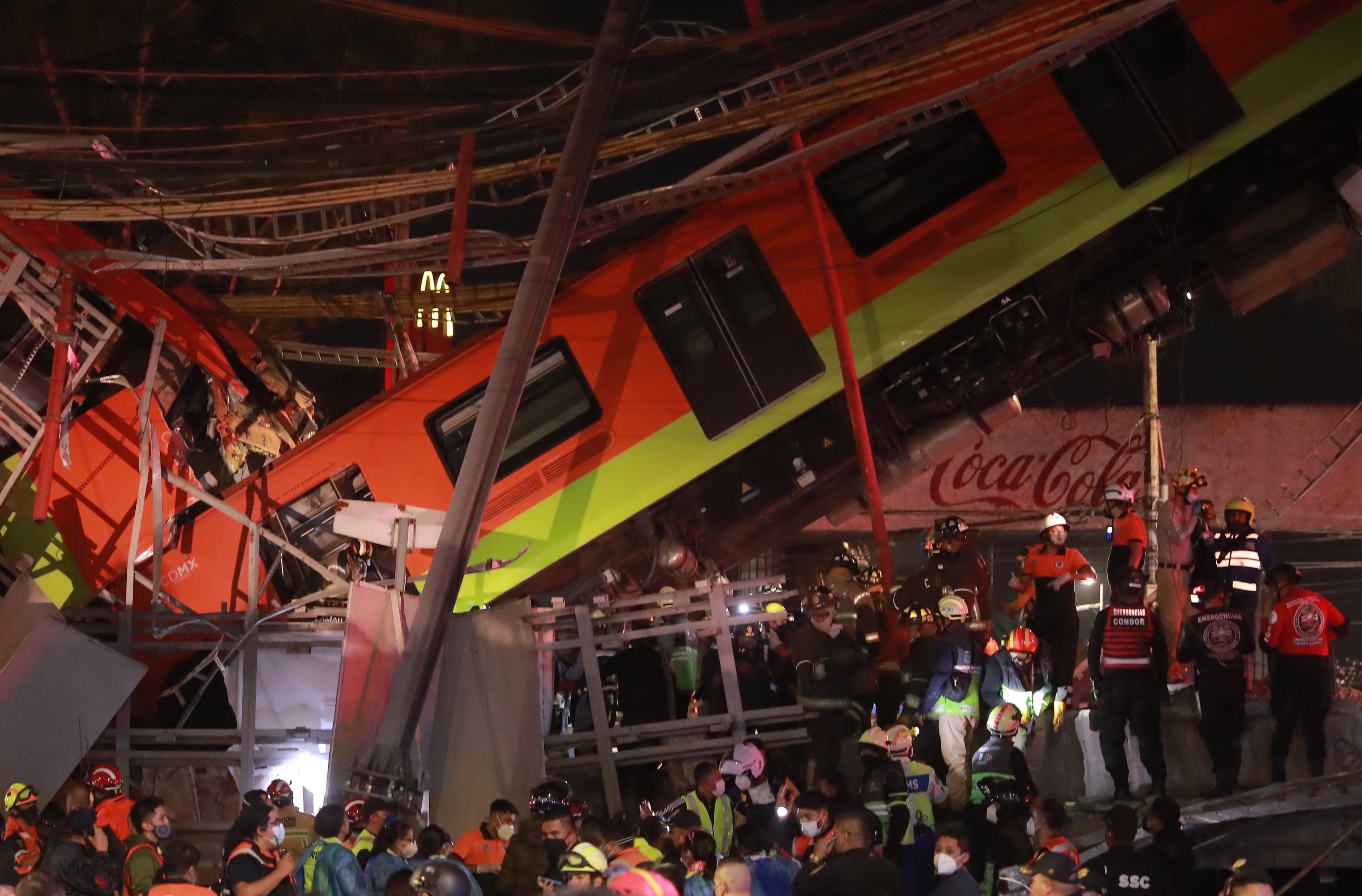 Vista general del colapso de unos vagones del metro en la Ciudad de México.  (Foto Prensa Libre: EFE)