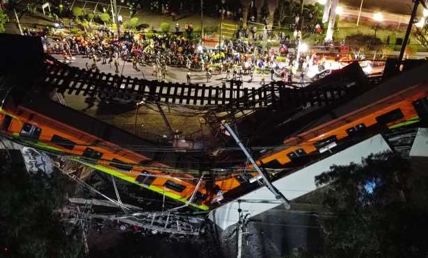 Vista aérea realizada con un drone que muestra el colapso de los vagones del metro en la Ciudad de México. (Foto Prensa Libre: EFE)