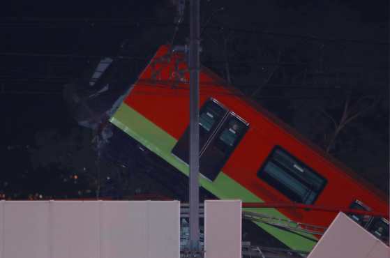 Uno de los vagones tras el colapso del Metro al desplomarse un puente de la vía elevada de la línea 12 del Metro de Ciudad de México, entre la estaciones de Olivos y Tezonco sobre el que circulaba un tren. (Foto Prensa Libre: EFE)