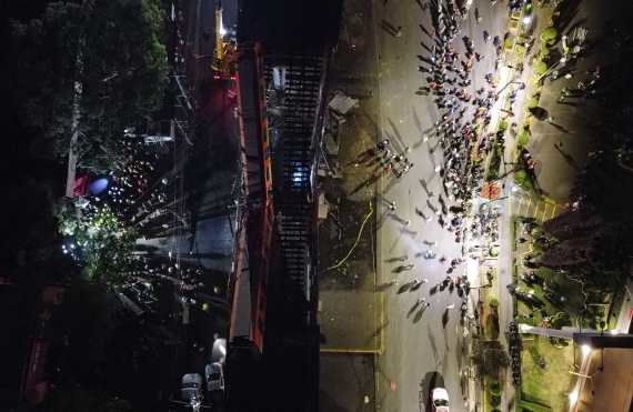 Vista aérea realizada con un drone que muestra el colapso de los vagones del metro en la Ciudad de México. (Foto Prensa Libre: EFE)