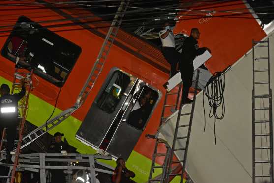 Personal de rescate trabaja en uno de los vagones tras el colapso del Metro en la Ciudad de México. (Foto Prensa Libre: EFE)