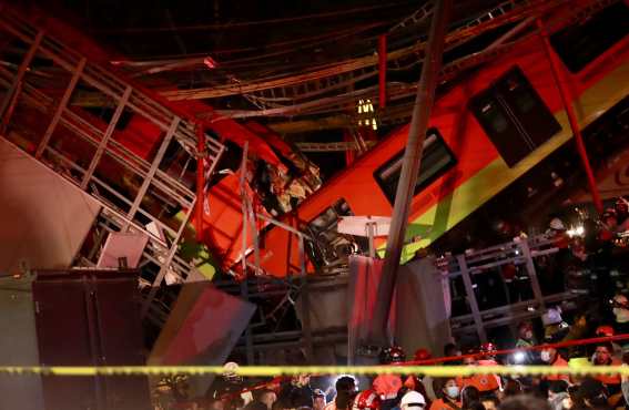 Decenas de rescatistas y bomberos trataban de sacar a los pasajeros del interior de los vagones, entre fierros retorcidos y cables. (Foto Prensa Libre: EFE)