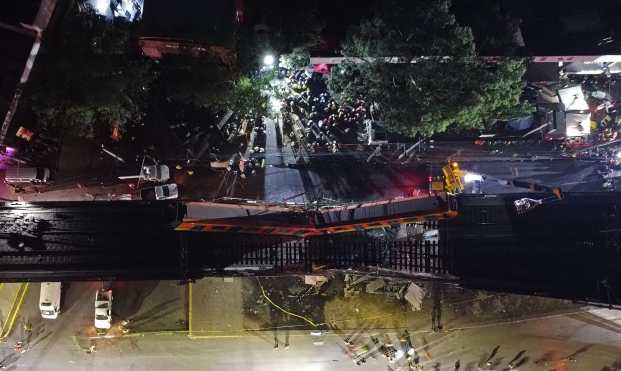 Al menos 23 personas murieron y 65 están hospitalizadas por el accidente de un metro de la Ciudad de México ocurrido en la noche del lunes 3 de mayo al desplomarse una viga que sostenía un puente de la línea 12 entre la estaciones de Olivos y Tezonco. (Foto Prensa Libre: EFE)