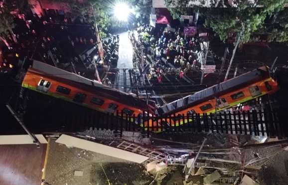 El accidente que sufrió la noche del lunes 3 de mayo un tren del metro de Ciudad de México, al colapsar el puente por el que pasaba, dejó al menos 23 muertos y 65  heridos. (Foto Prensa Libre: EFE)