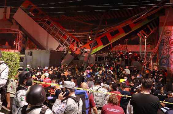 Vista general del colapso de unos vagones del metro entre la estación Olivos y Tezonco sobre el que circulaba un tren. (Foto Prensa Libre: EFE)