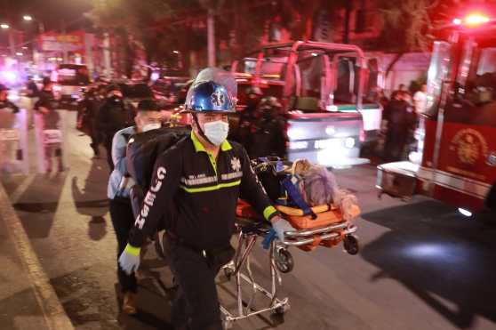 Un socorrista traslada en camilla a una persona herida tras el accidente del Metro en la Ciudad de México. (Foto Prensa Libre: EFE)