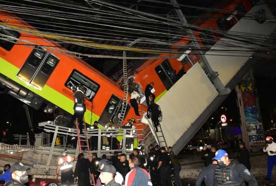 Personal de rescate, busca a heridos, al colapsar los vagones del metro en la Ciudad de México.  (Foto Prensa Libre: EFE)