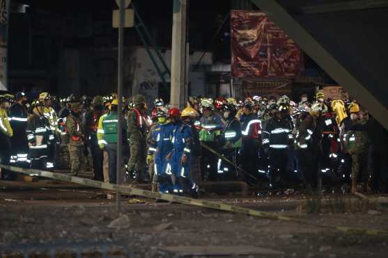 Miembros de los servicios de emergencia se organizan cerca de lugar tras desplomarse un puente de la vía elevada de la línea 12 del Metro de Ciudad de México. (Foto Prensa Libre: EFE)