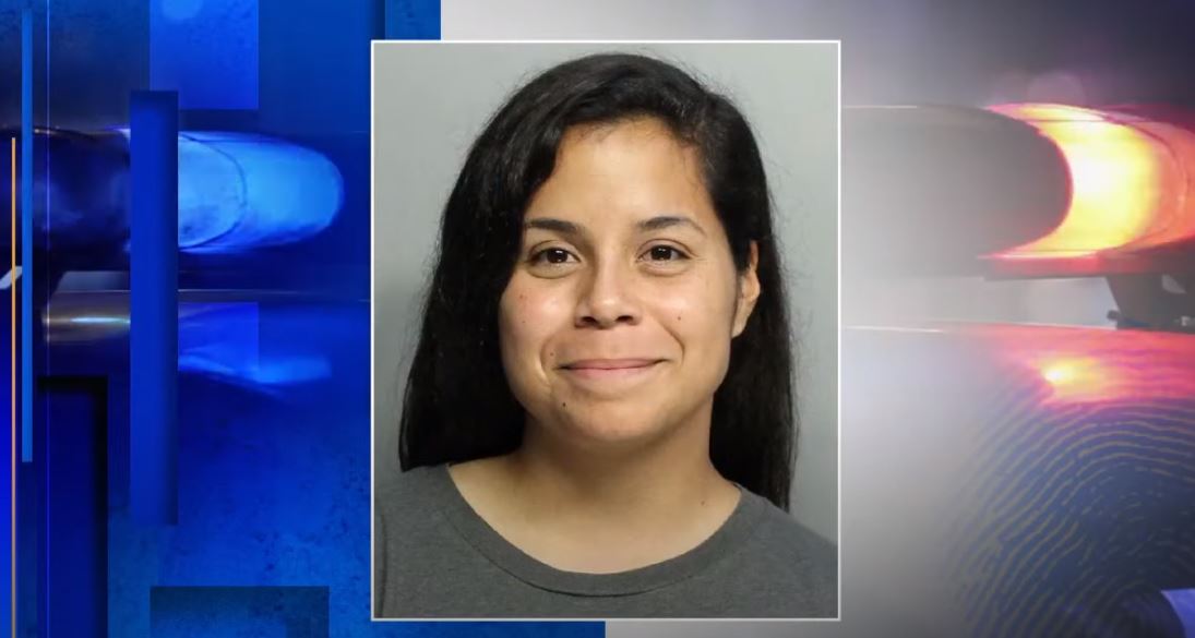 Mujer protagoniza un altercado en una escuela de Miami para ganar seguidores. (Foto Prensa Libre: YouTube/WPLG Local 10)