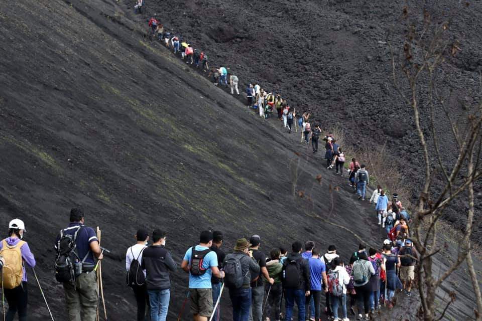 Numerosos visitantes acuden a ver el material volcánico al rojo vivo. (Foto de Jennifer Acevedo, divulgada por Conred)