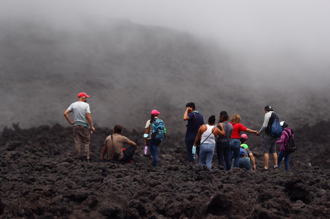 Familias enteras, incluidos niños, continúan acercándose a zonas peligrosas del Volcán de Pacaya. (Foto: Hemeroteca PL)