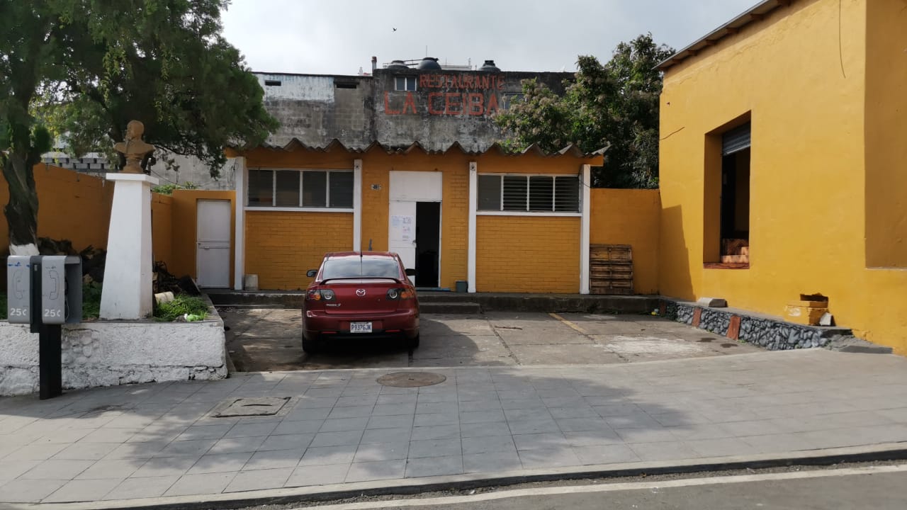 Edificio de Palín, Escuintla, que reclama Correos de Guatemala y donde aparentemente se instaló una oficina municipal. (Foto Prensa Libre: Érick Ávila)