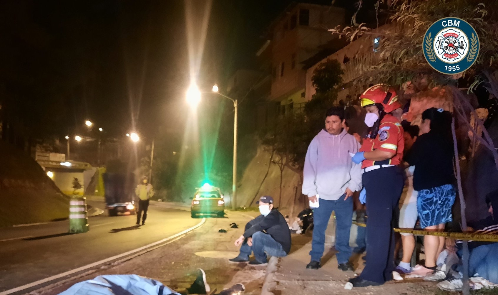 Los Bomberos Municipales reportaron un ataque armado en el puente La Ruedita, Anillo Periférico, en el que murió un hombre. (Foto Prensa Libre: Bomberos Municipales)