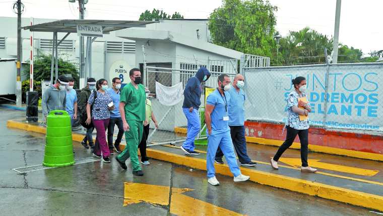 El personal sanitario para atender a los guatemaltecos es insuficiente, y la crisis generada por la pandemia del covid-19 hizo más evidente el problema. (Foto Prensa Libre: Hemeroteca PL)
