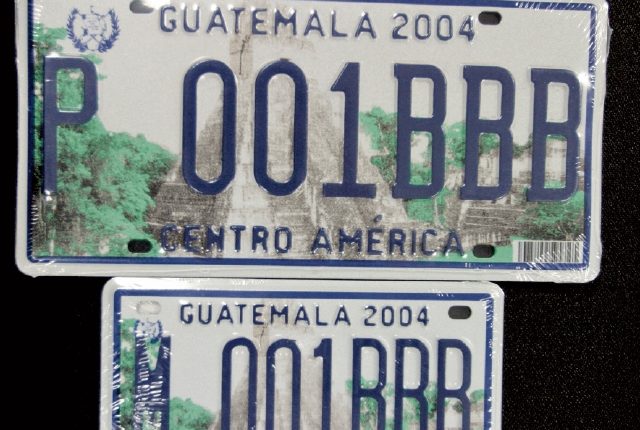 La SAT busca adquirir más placas metálicas para vehículos terrestres. (Foto, Prensa Libre: Hemeroteca PL).