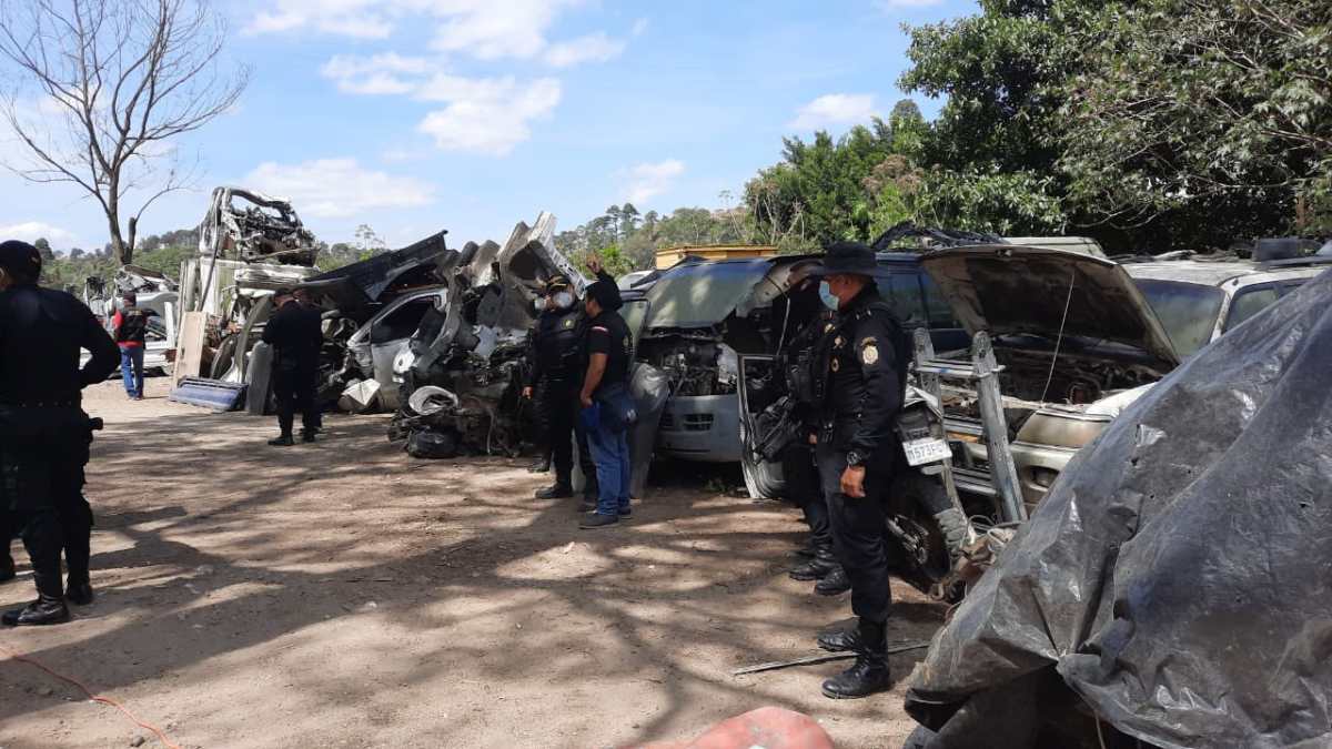 Localizan 12 vehículos robados en predio clandestino de Villa Nueva