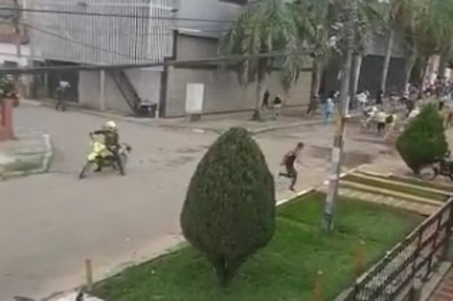 Un patrullero de la policía de Colombia fue acusado de asesinar a un joven de 17 años de un tiro en la cabeza durante las masivas protestas contra el gobierno. (Foto Prensa Libre: Twitter)