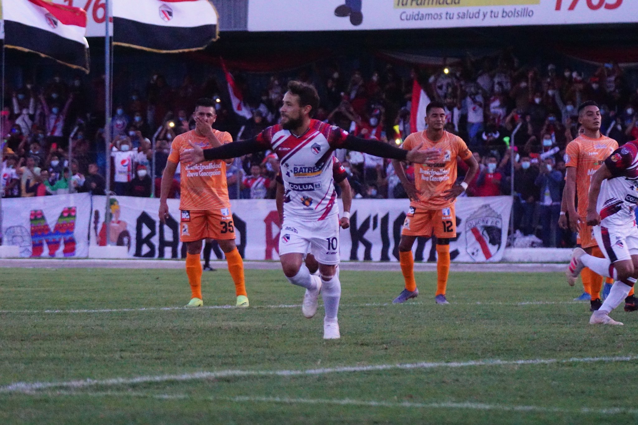 Luis Carrasco festeja el primer gol de Quiché FC frente a La Nueva Concepción. (Foto AndresNadf).