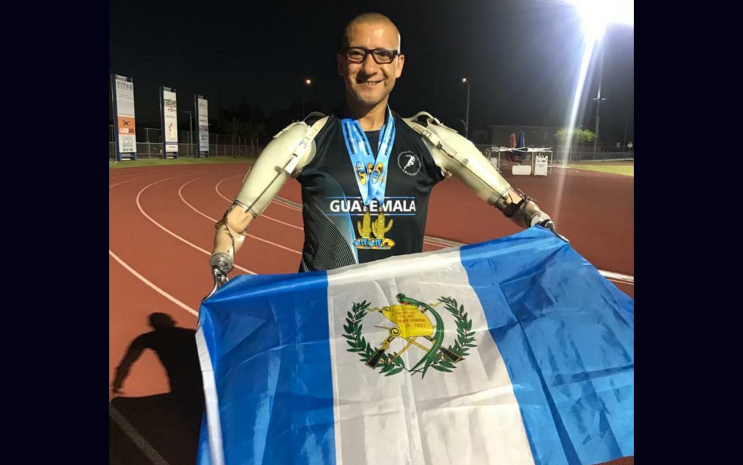 Raúl Pérez luce la bandera de Guatemala, después de brillar en el Desert Challenge Games. (Foto Comité Paralímpico de Guatemala).