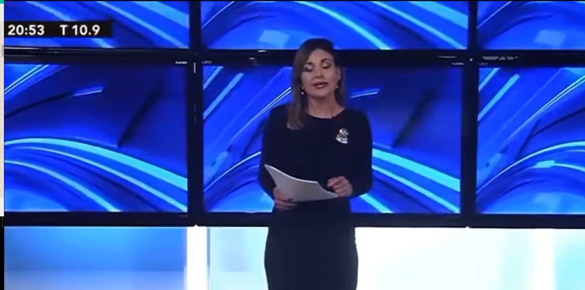 La conductora Noelia Novillo reportó por error la muerte del escritor William Shakespeare, pero ella se refería al hombre que recibió la primera vacuna de Pfizer. (Foto Prensa Libre: YouTube)