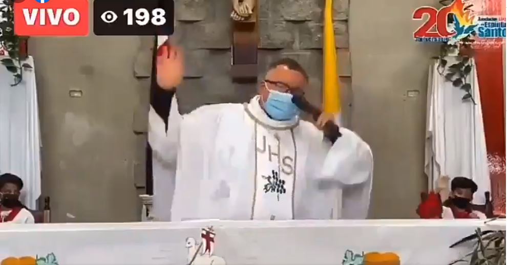 El sacerdote insta a sus fieles a no quitarse la mascarilla con una canción modificada. (Foto Prensa Libre: Facebook)