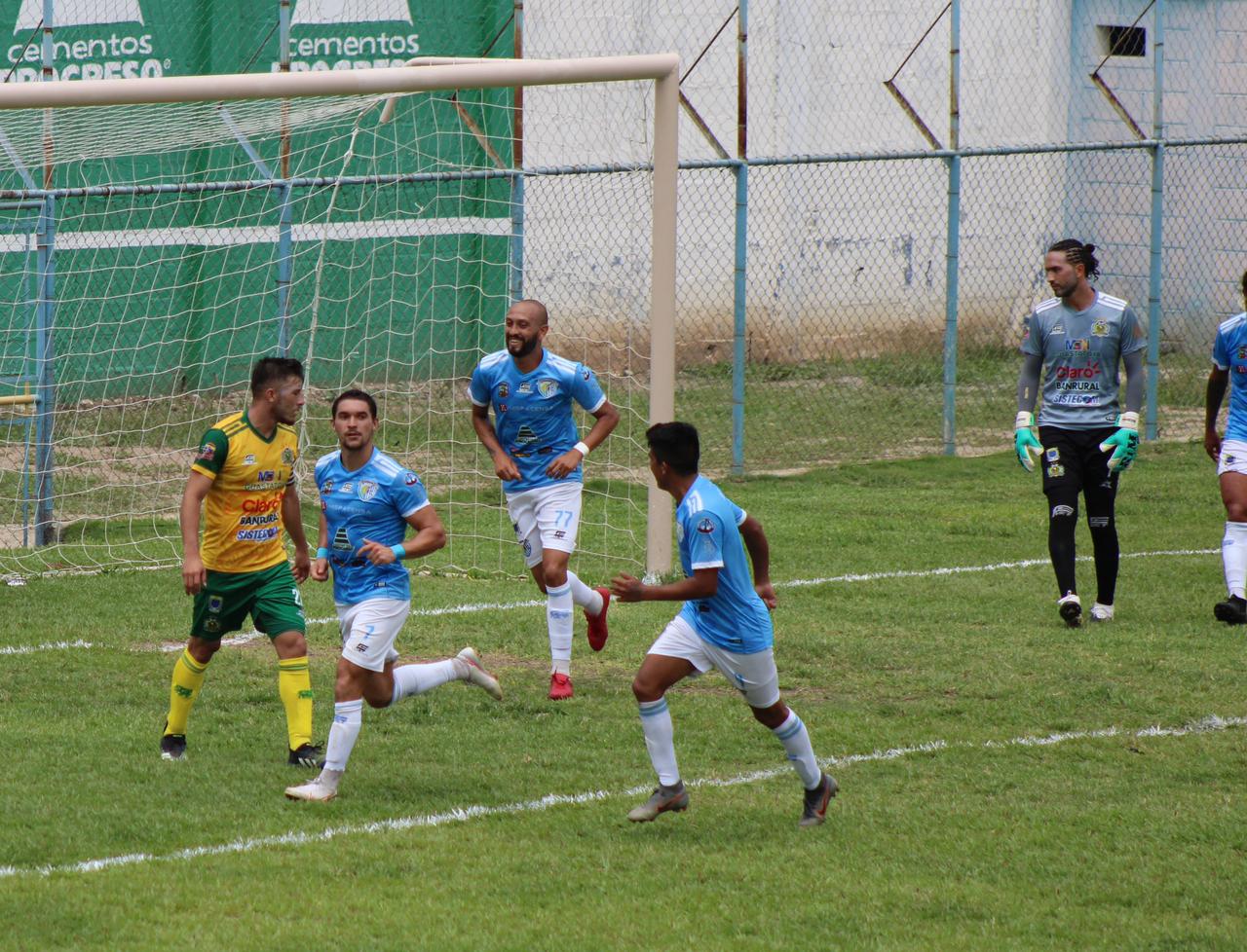 Ramírez festeja después de anotar frente a Guastatoya. (Foto Prensa Libre: Cortesía Byron Mendoza)